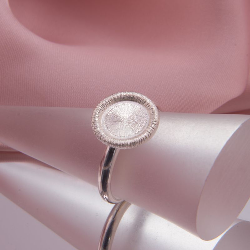 Silberring Coletta Facet aus Sterling Silber mit komplett gefräster 12 mm Ronde, die das Licht in feinen Rillen intensiv bricht.